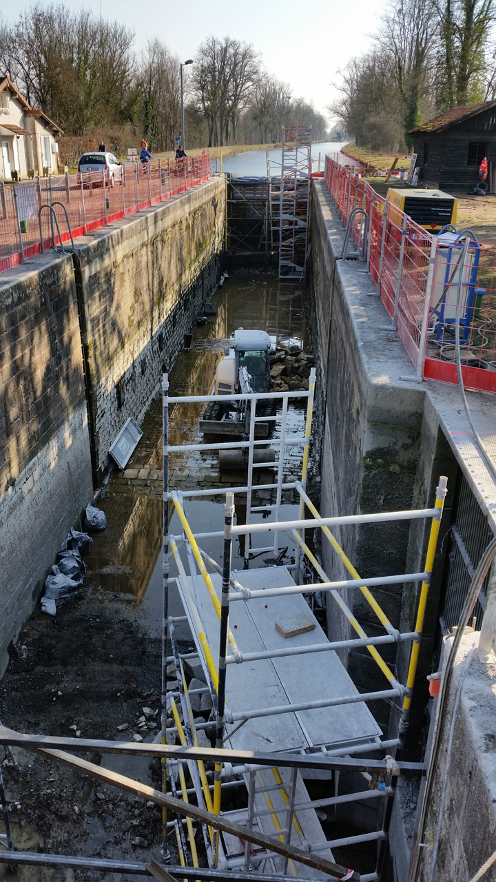 Travaux important sur l’écluse du canal à Briennon