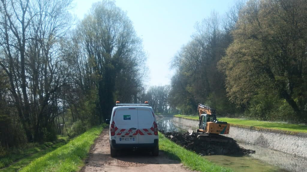 Construction du batardeau près du port de Briennon