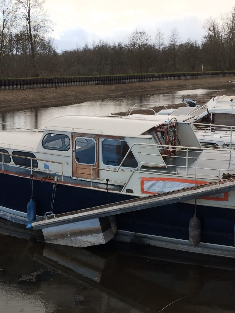 Remplissage du port de Briennon en douceur