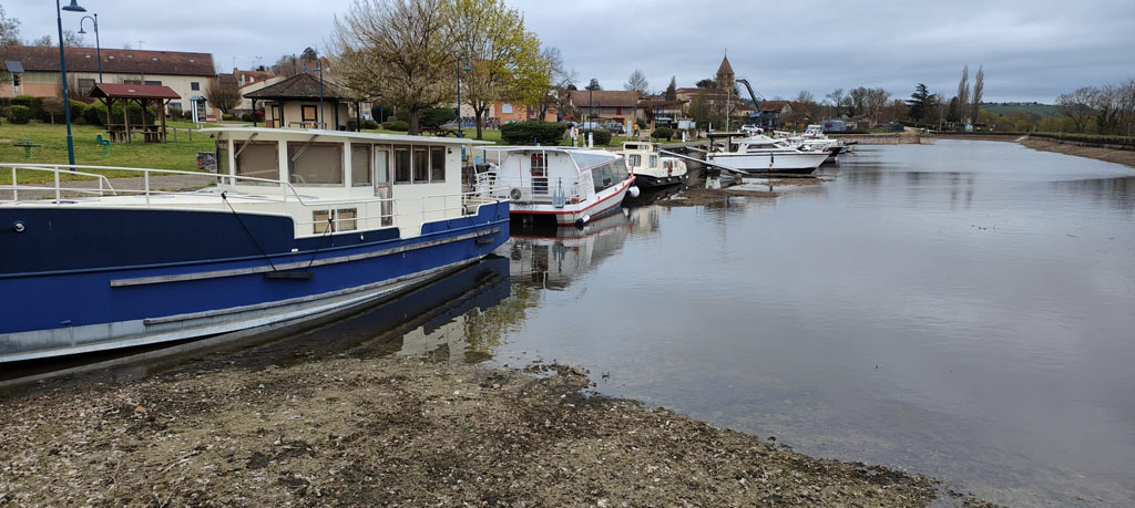 Remplissage du port de Briennon en douceur