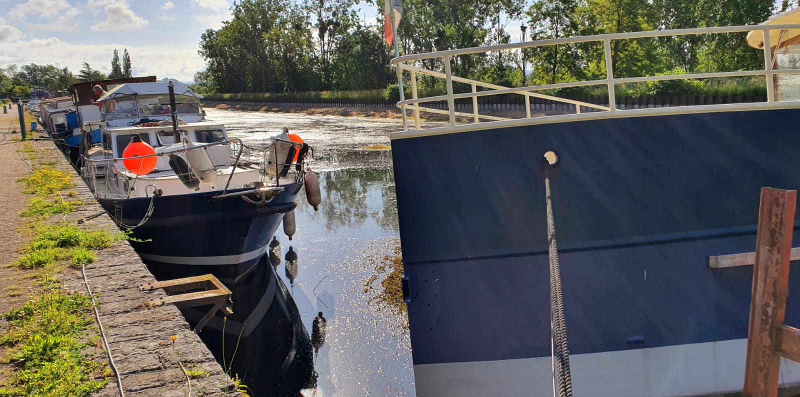 Eau dans le port de briennon