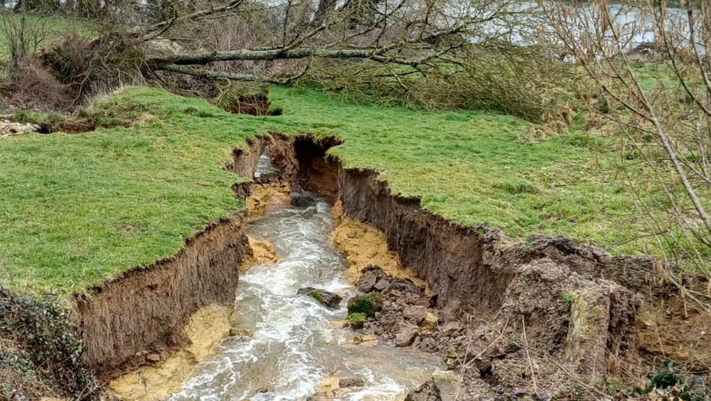 Travaux brêche dans le bief Briennon Artaix-Melay